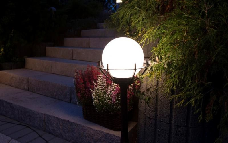 Lampa ogrodowa K 4011/1/KPO przy ścieżce