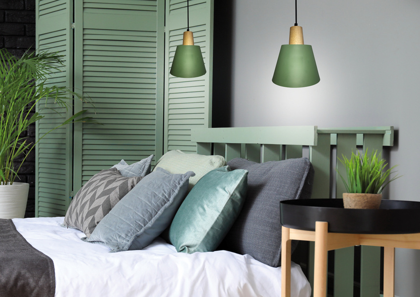 Lampa wisząca Faro zielona metalowa z drewnem do salonu pojedyncza E27