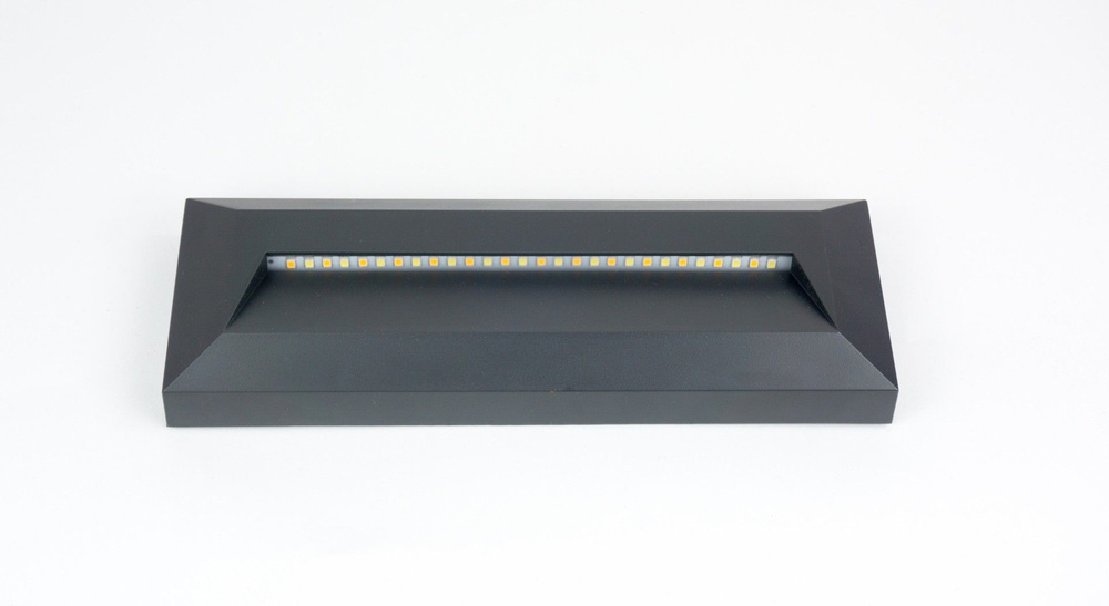 Lampa elewacyjna 2502C DG na elewacji