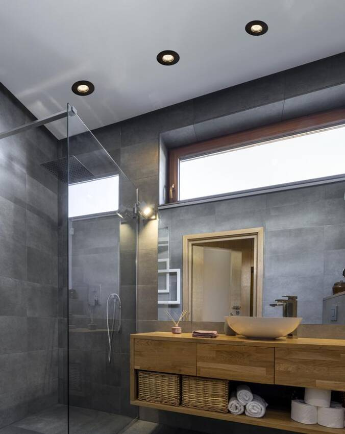 Oprawa stropowa czarna hermetyczna IP65 SH-12 2273129 w aranżacji